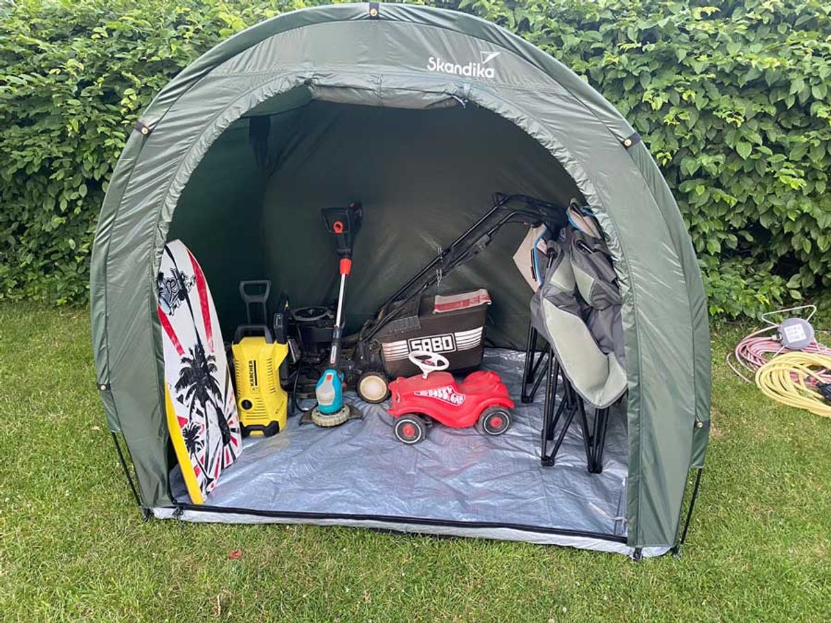 Storage Tent im Garten mit Rasenmäher, Spielzeug, Moonchair XXL und anderem Gartenequipment