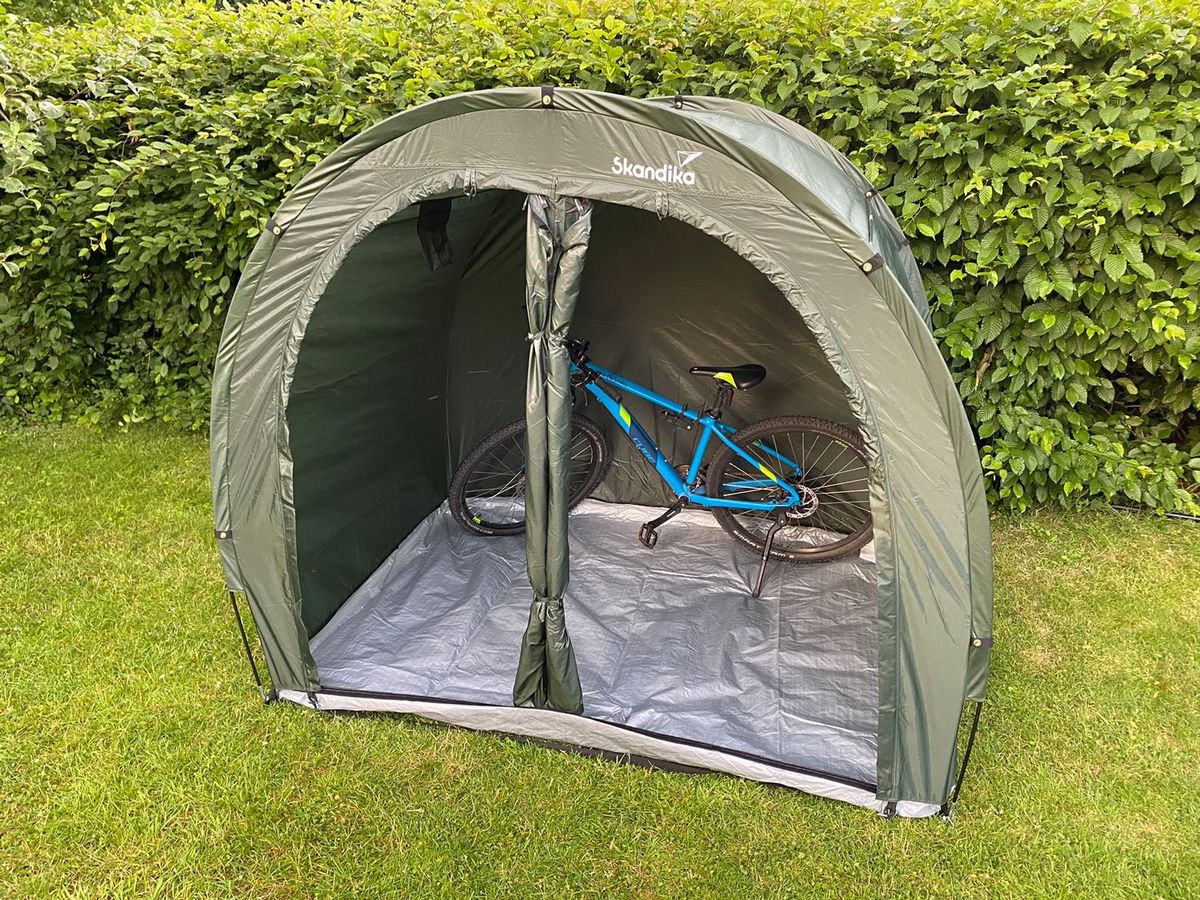 Fahrrad im Storage Tent gelagert