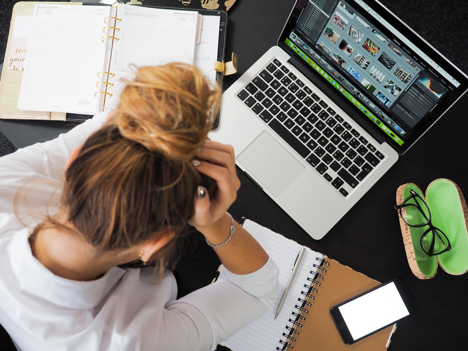 Gestresste Frau bei der Arbeit am Laptop