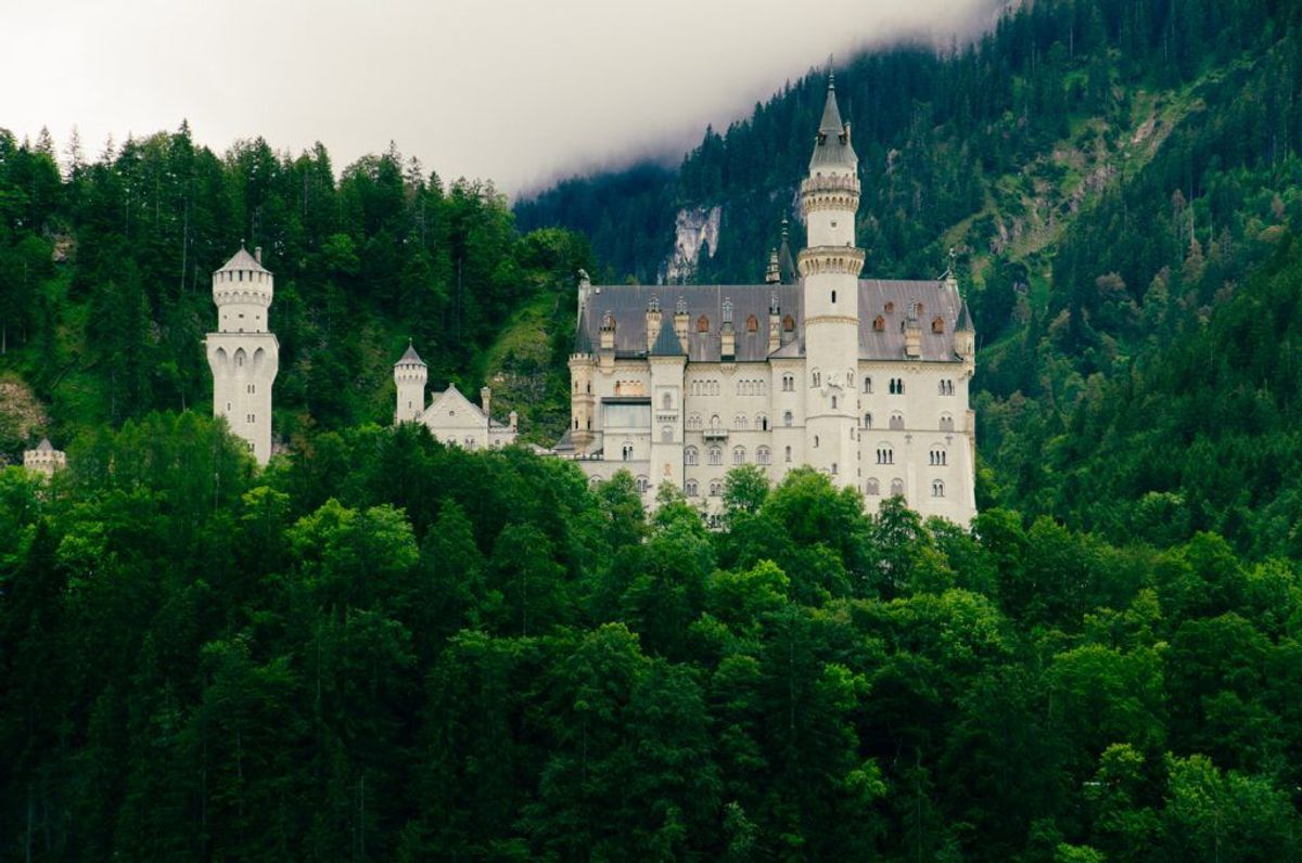 Schloss Neuschwanstein mit grünen Bäumen umgeben