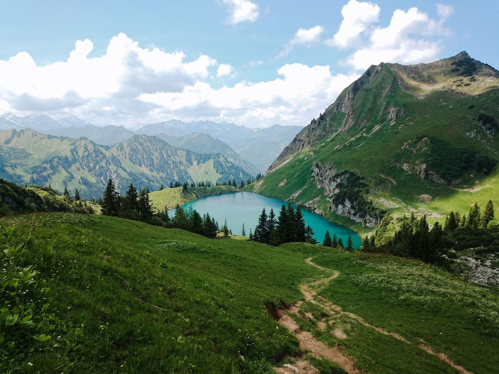 Blick auf den Seealpsee in Oberstdorf