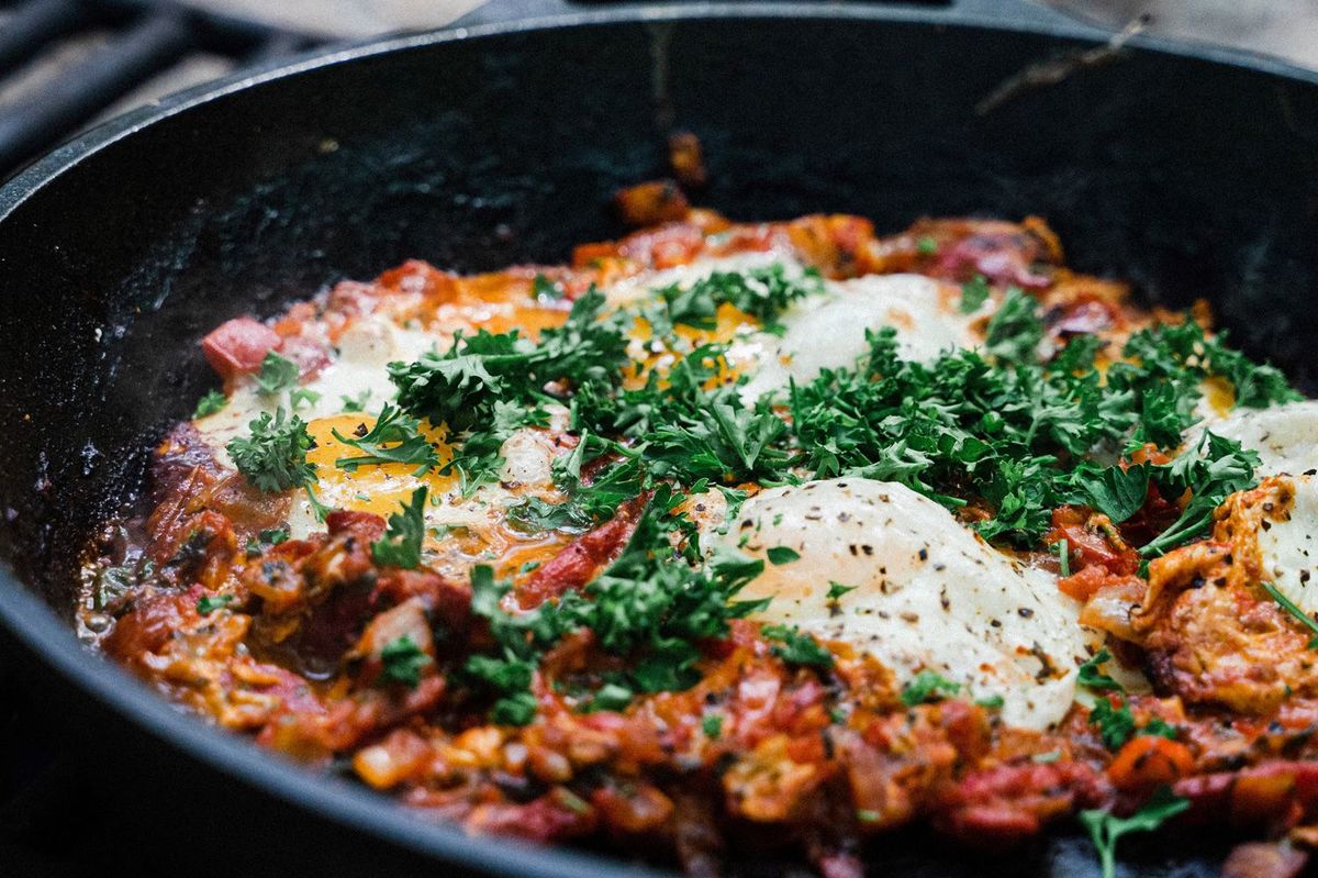 Shakshuka im Feuertopf zubereitet