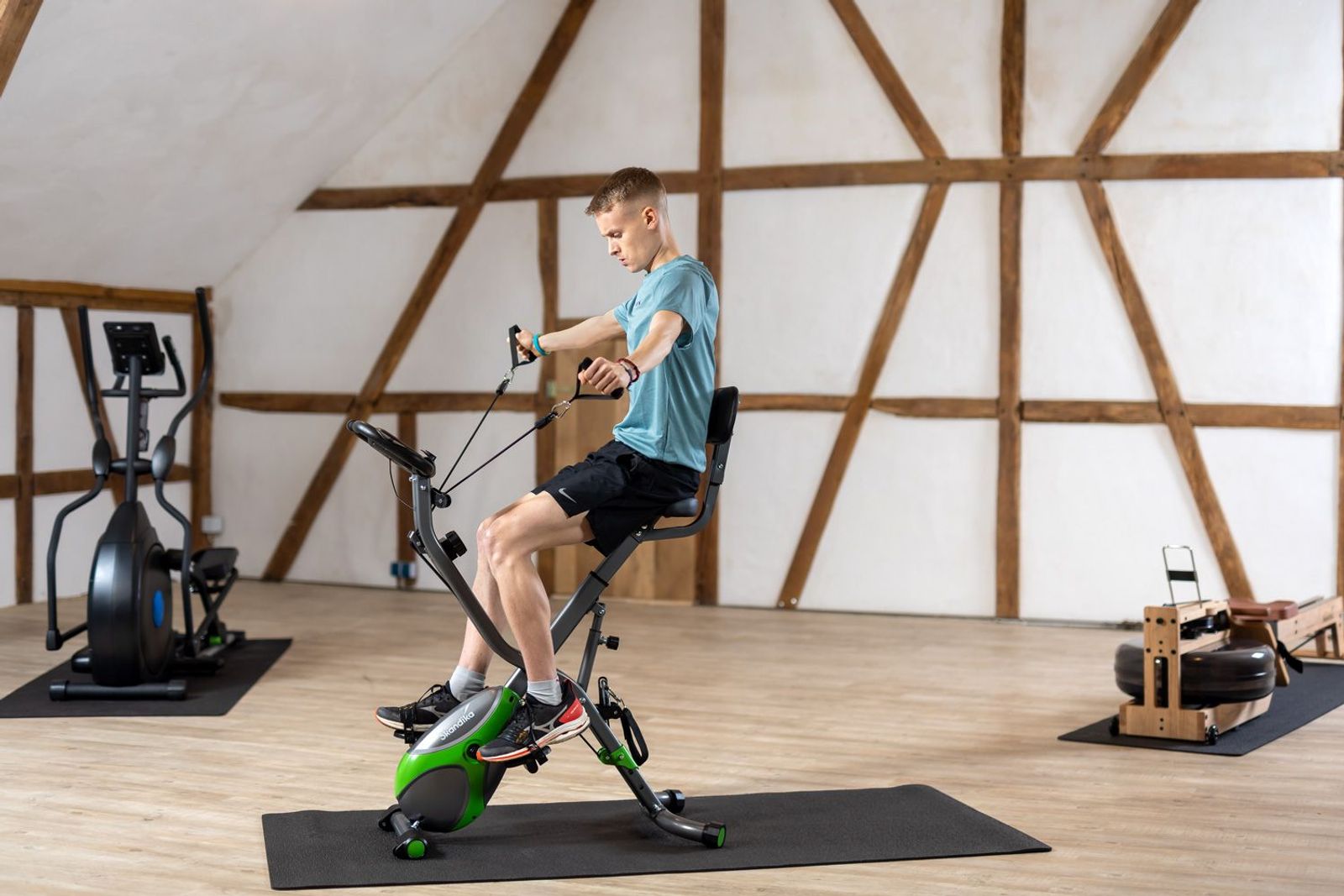 Side Raises auf dem Heimtrainer Foldaway X-3000 mit Luke Kelly