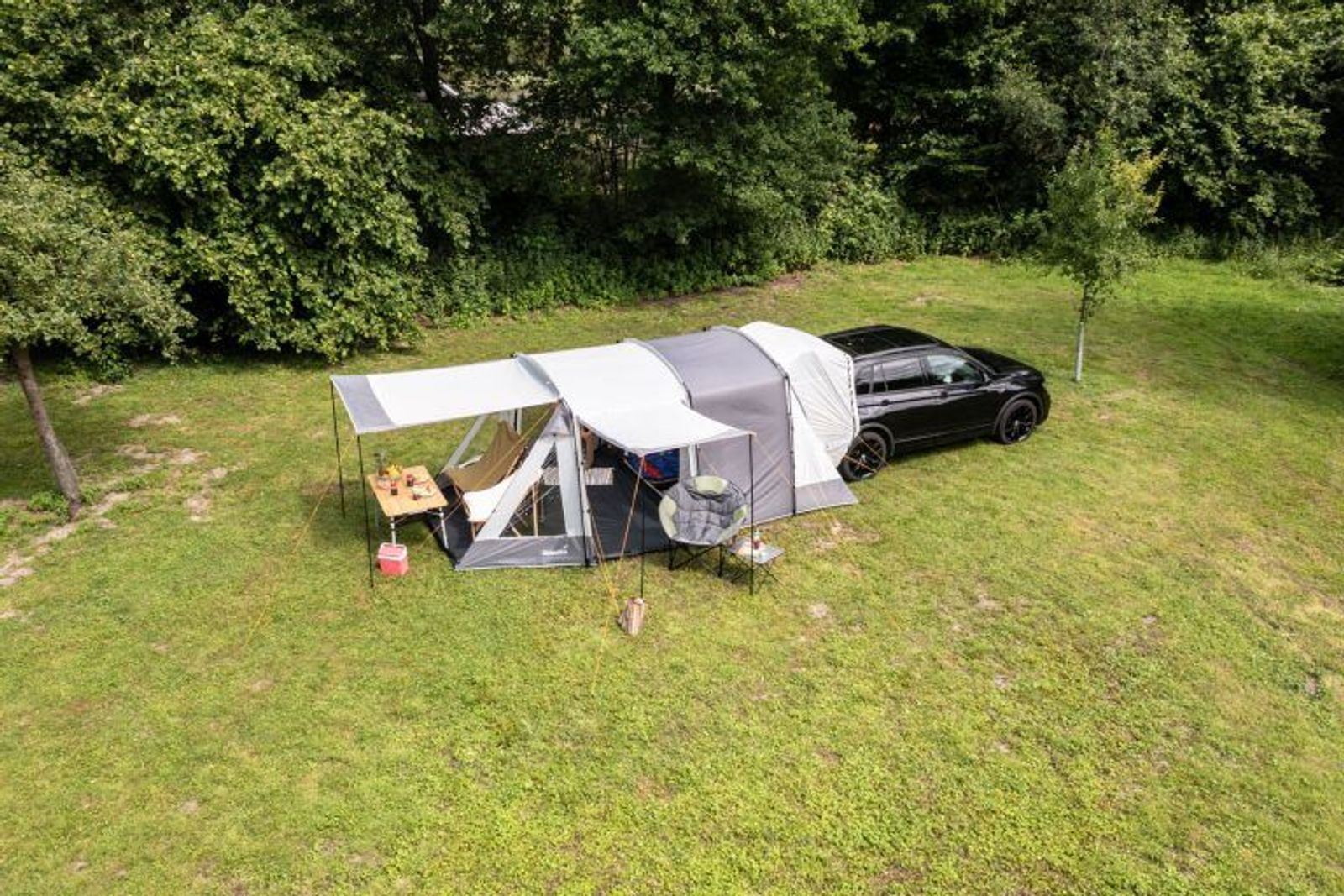 Heckklappenzelt für 4 Personen Pitea Up auf grüner Wiese