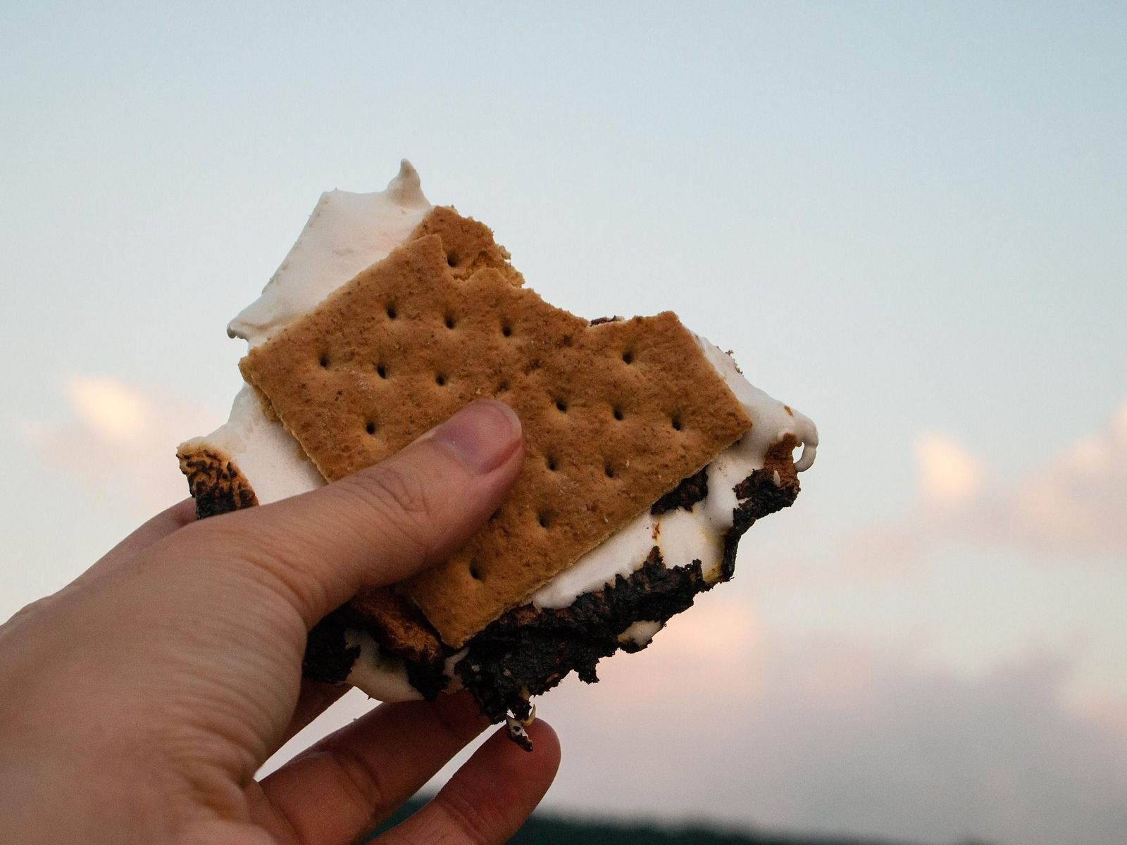 S'Mores mit einer Hand in die Luft gehalten