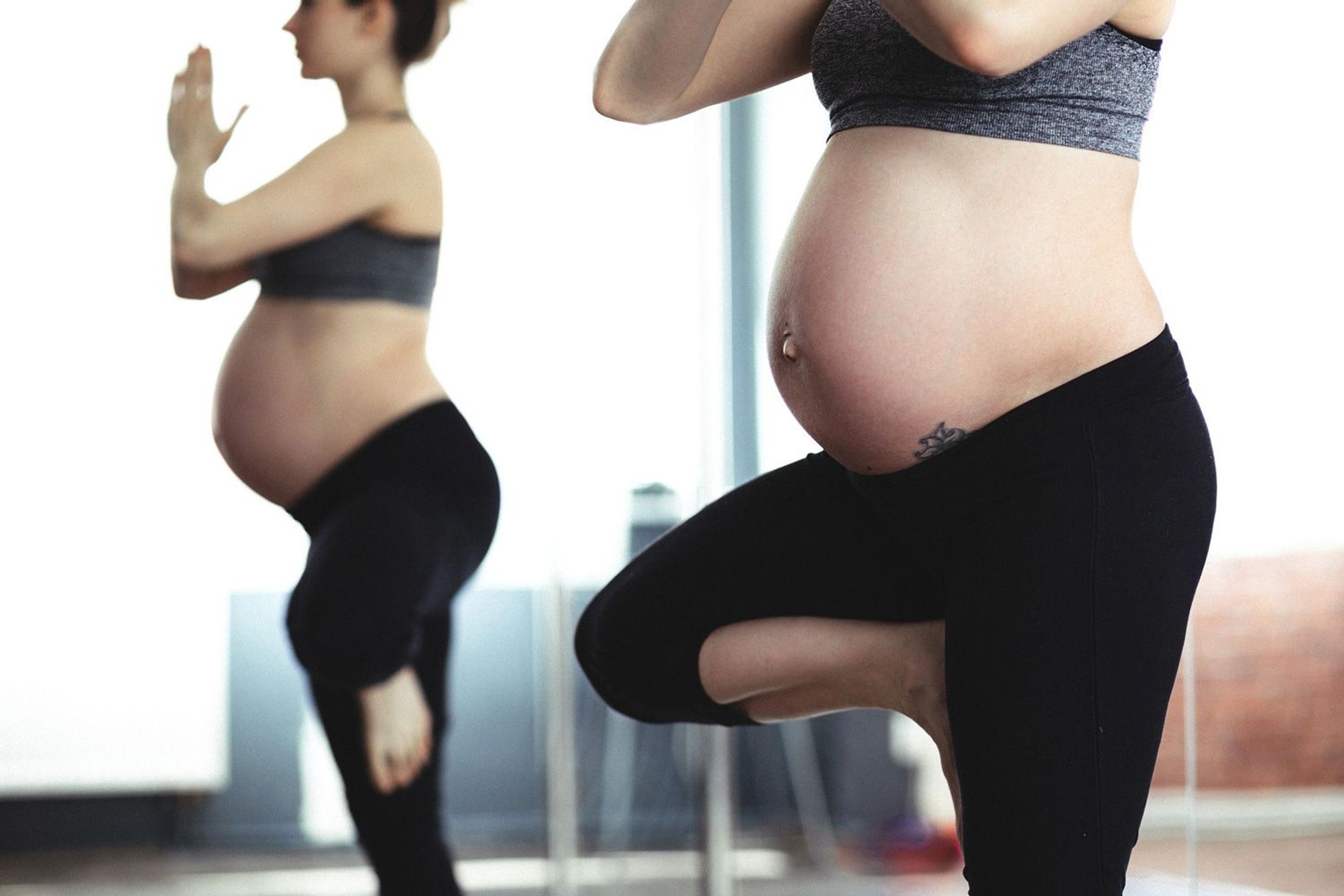 Frau während der Schwangerschaft beim Workout