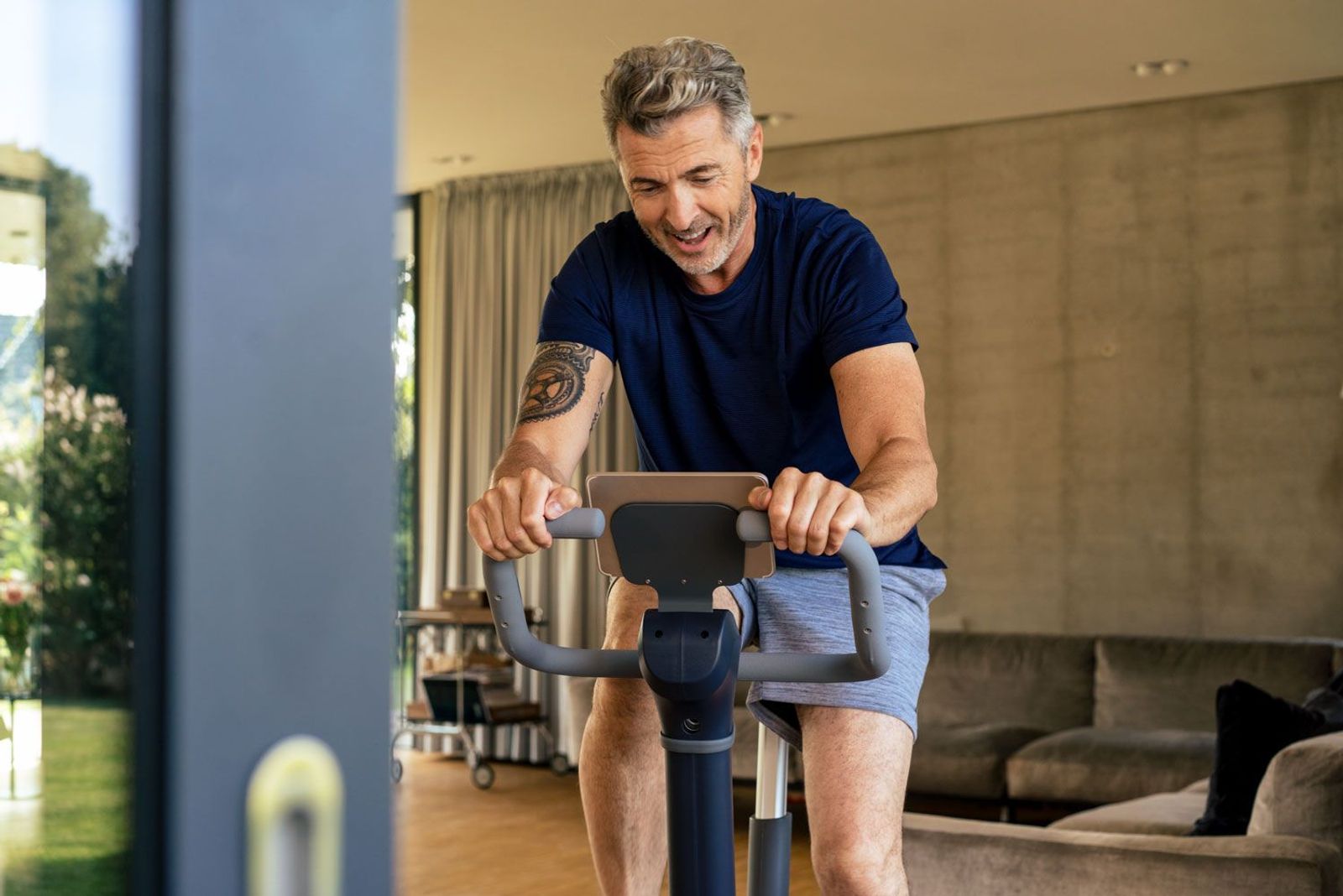 Sportler auf dem Abisko Ergometer in schwarz 