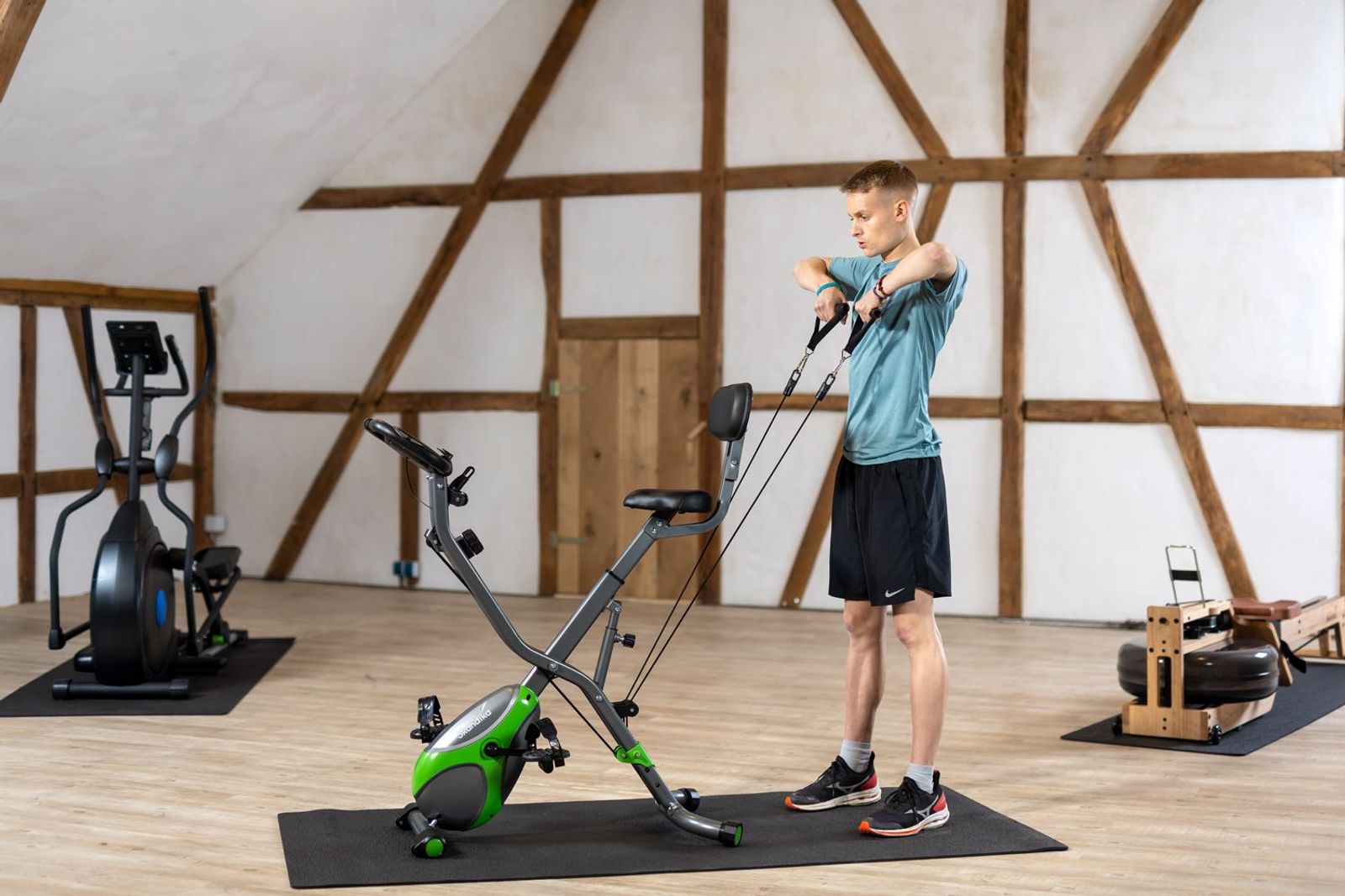 Übung Upright Row auf dem Heimtrainer Foldaway X-3000 mit Luke Kelly