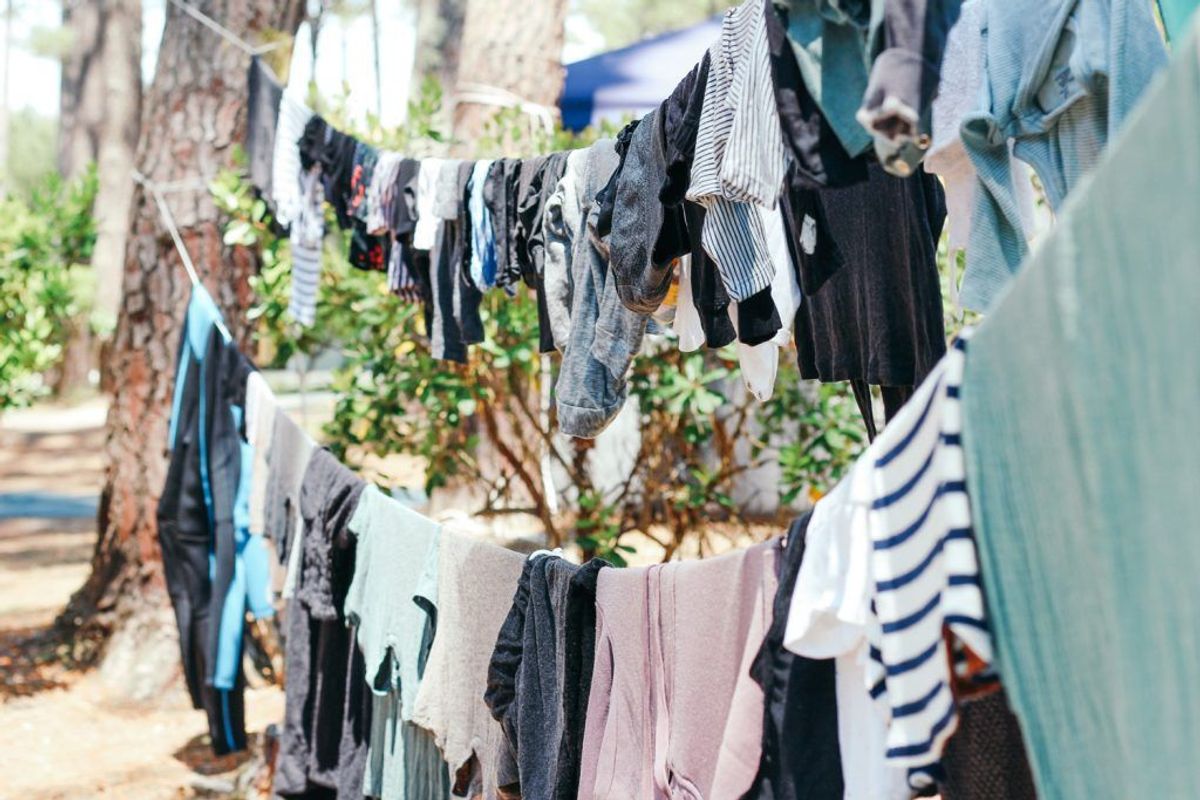 Wäscheleine mit Kleidung auf dem Campingplatz