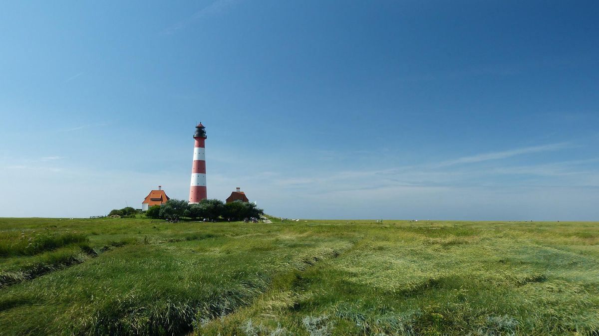 Leuchttum in Schleswig-Holstein mit blauem Himmel