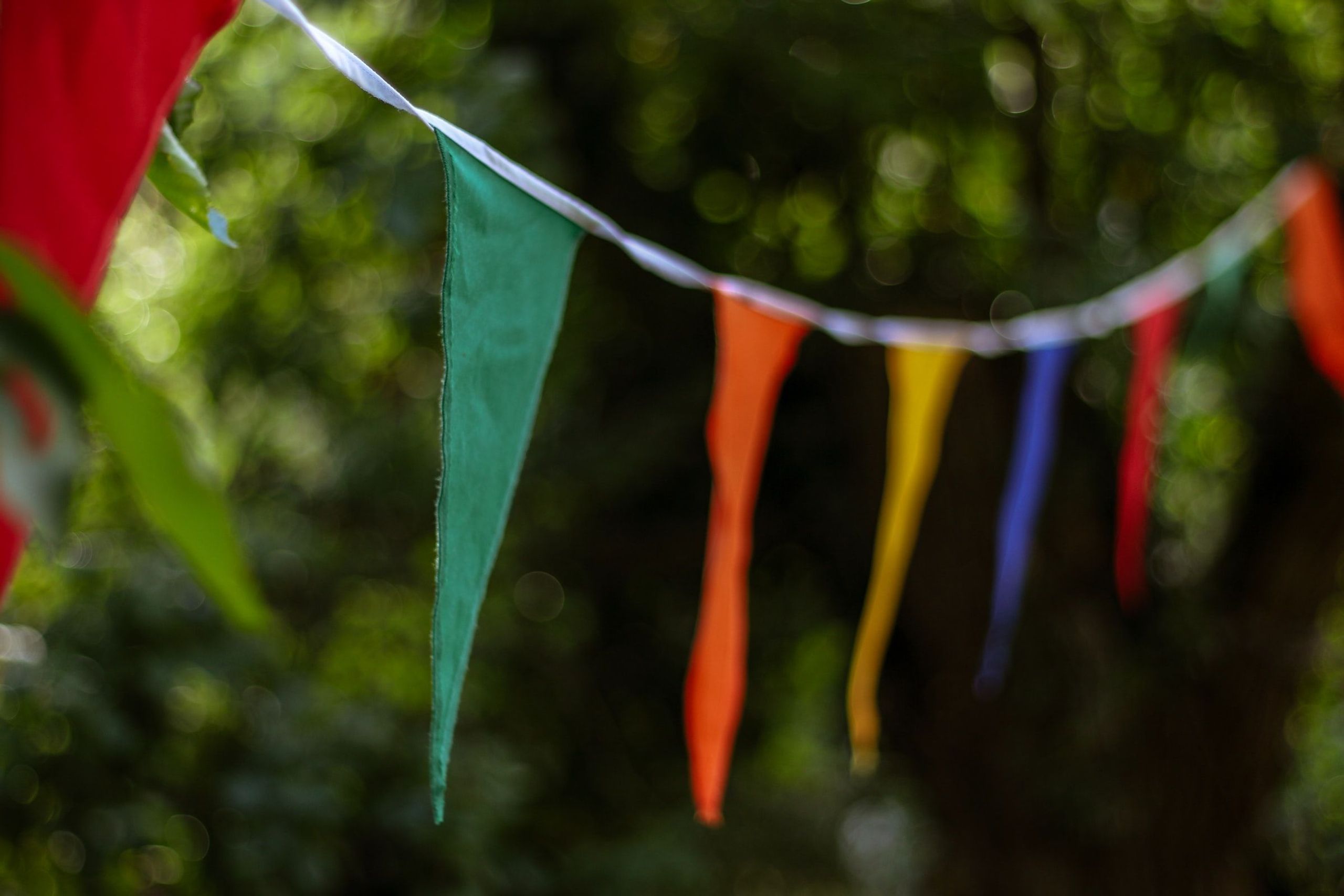 Bunte Wimpelkette im Garten