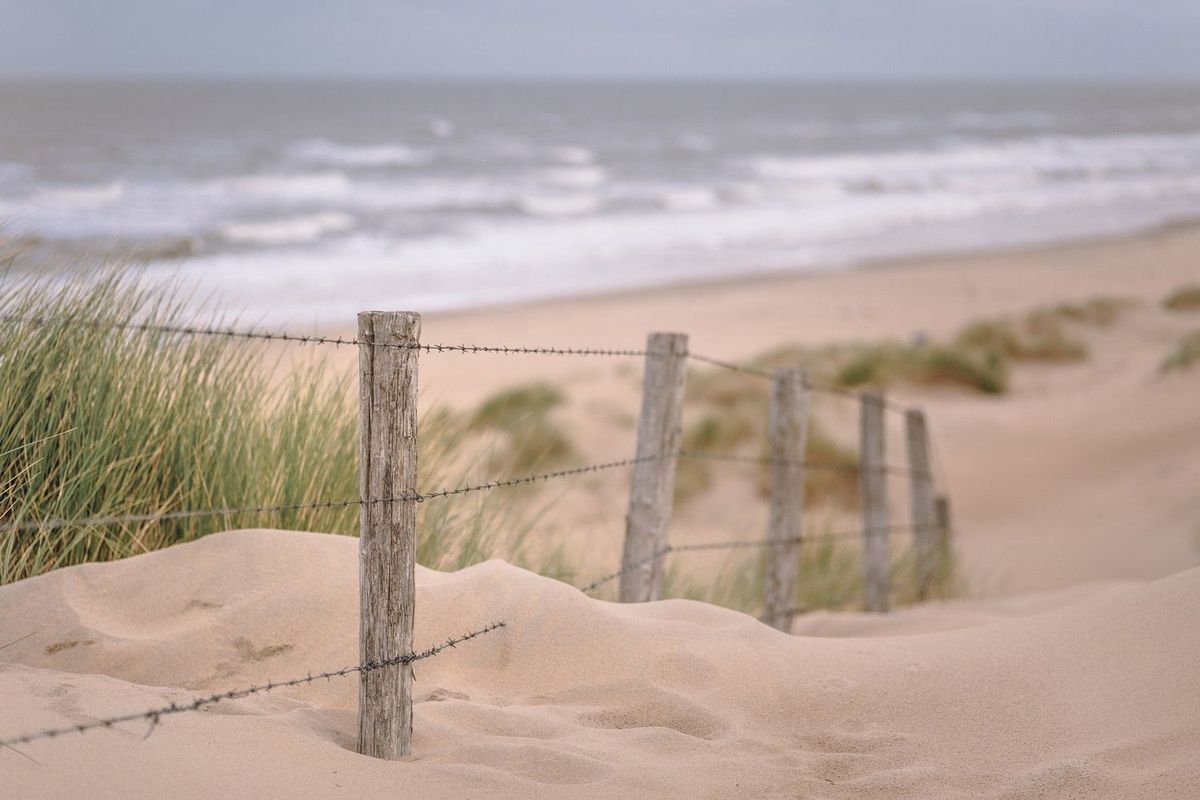 Strand an der Nordsee bei bewölktem Wetter mit Wellengang