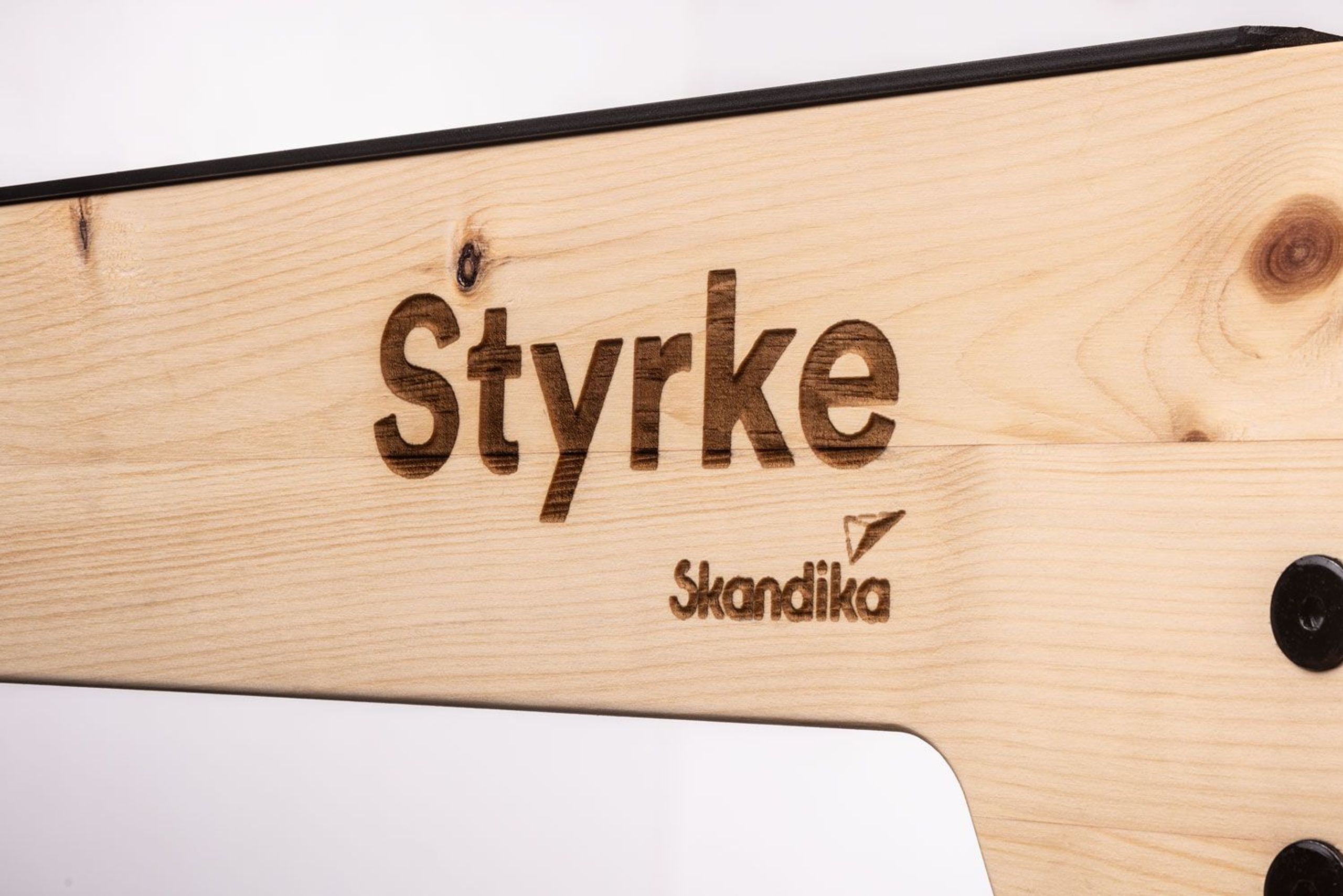Logo und Maserung vom Wasserrudergerät Styrke Premium aus Zirbenholz 
