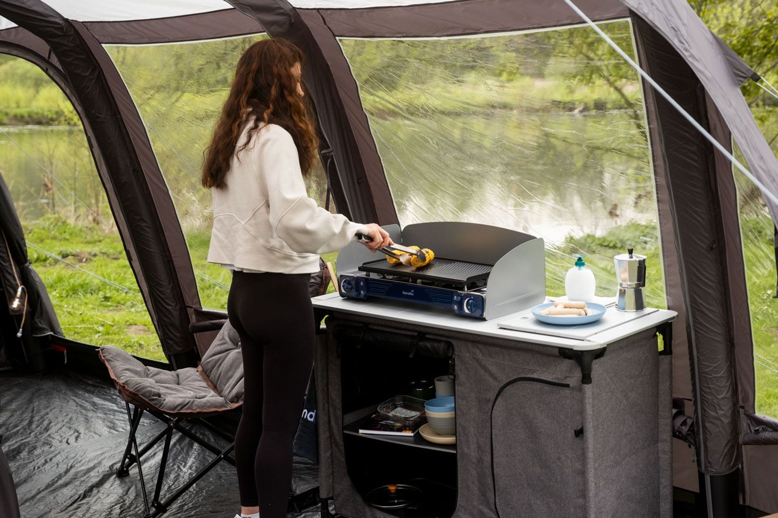 Campingküche Ruoka mit einer Person, die gerade etwas zubereitet