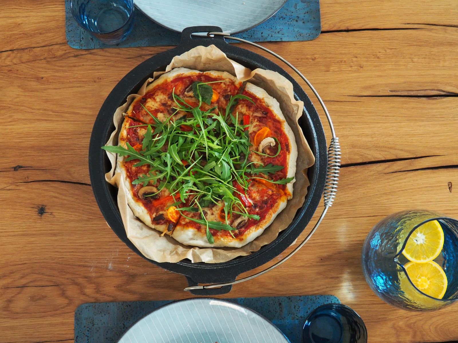 Pizza aus dem Dutch Oven auf gedecktem Tisch