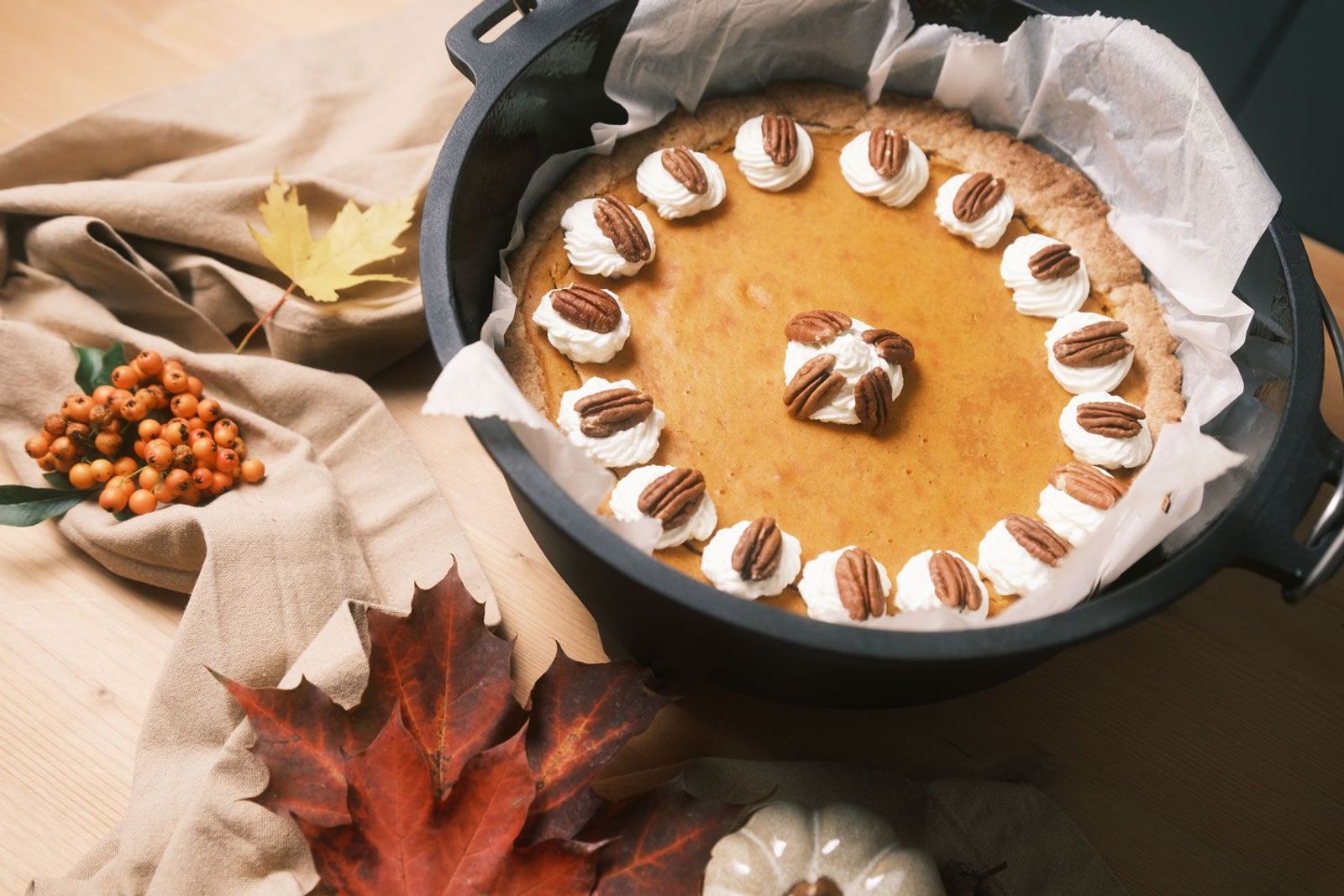 Pumpkin Pie Kuchen im Dutch Oven mit herbstlicher Deko