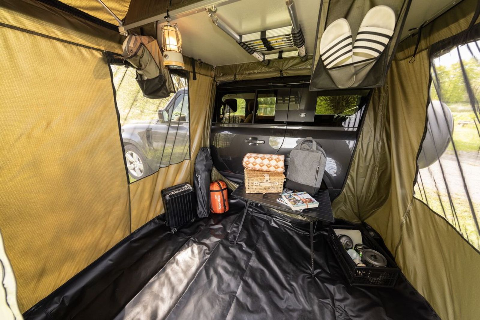 Innenraum des Vorzeltes vom Dachzelt Freeland 3