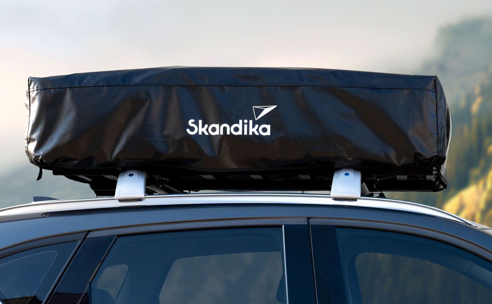 Dachzelt Skyland 2 Sleeper auf Autodach montiert im Fokus