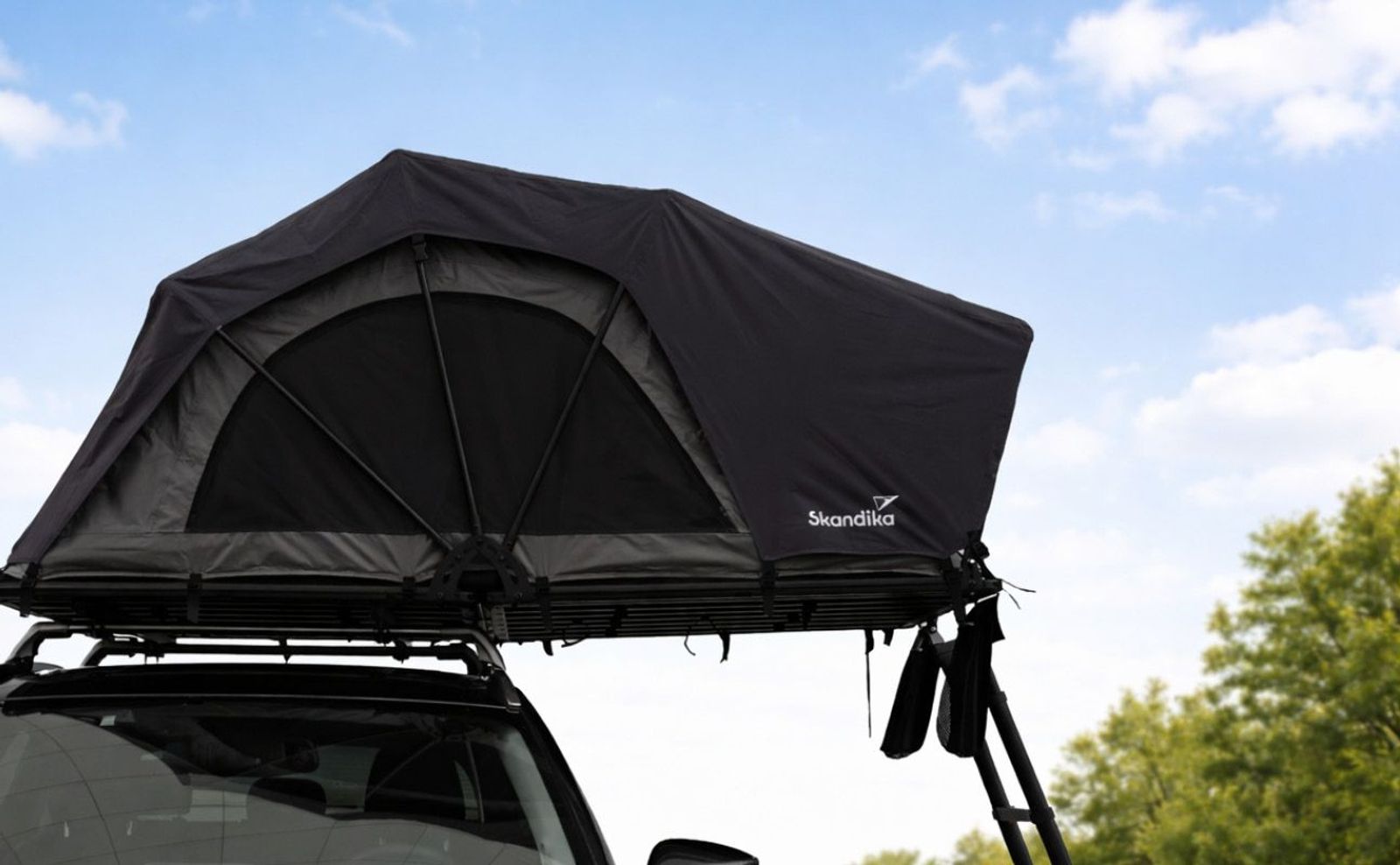 Aufgeklapptes Dachzelt Skyland 2 Sleeper auf einem Dach mit blauem Himmel im Hintergrund