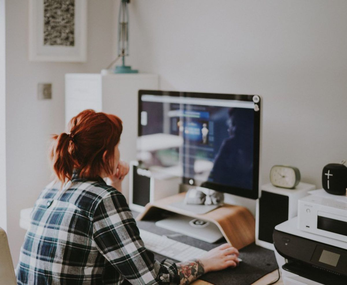 Frau an ihrem ergonomisch eingerichteten Arbeitsplatz