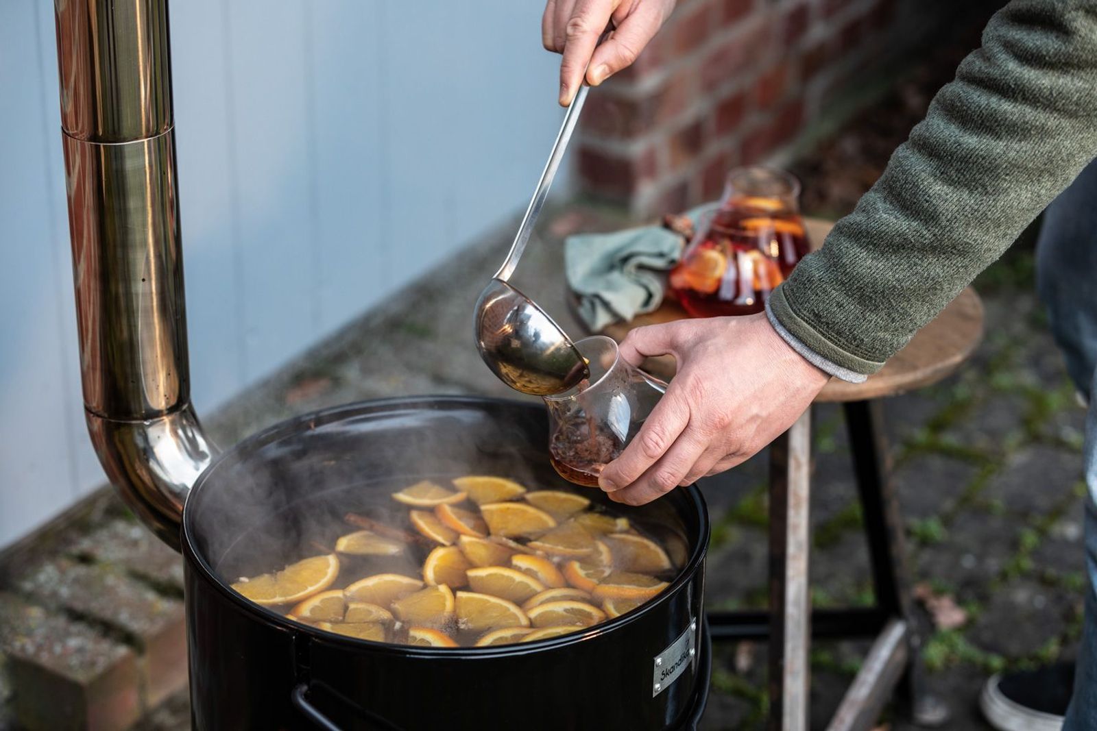 Person schänkt Glühwein aus Gulaschkanone ein