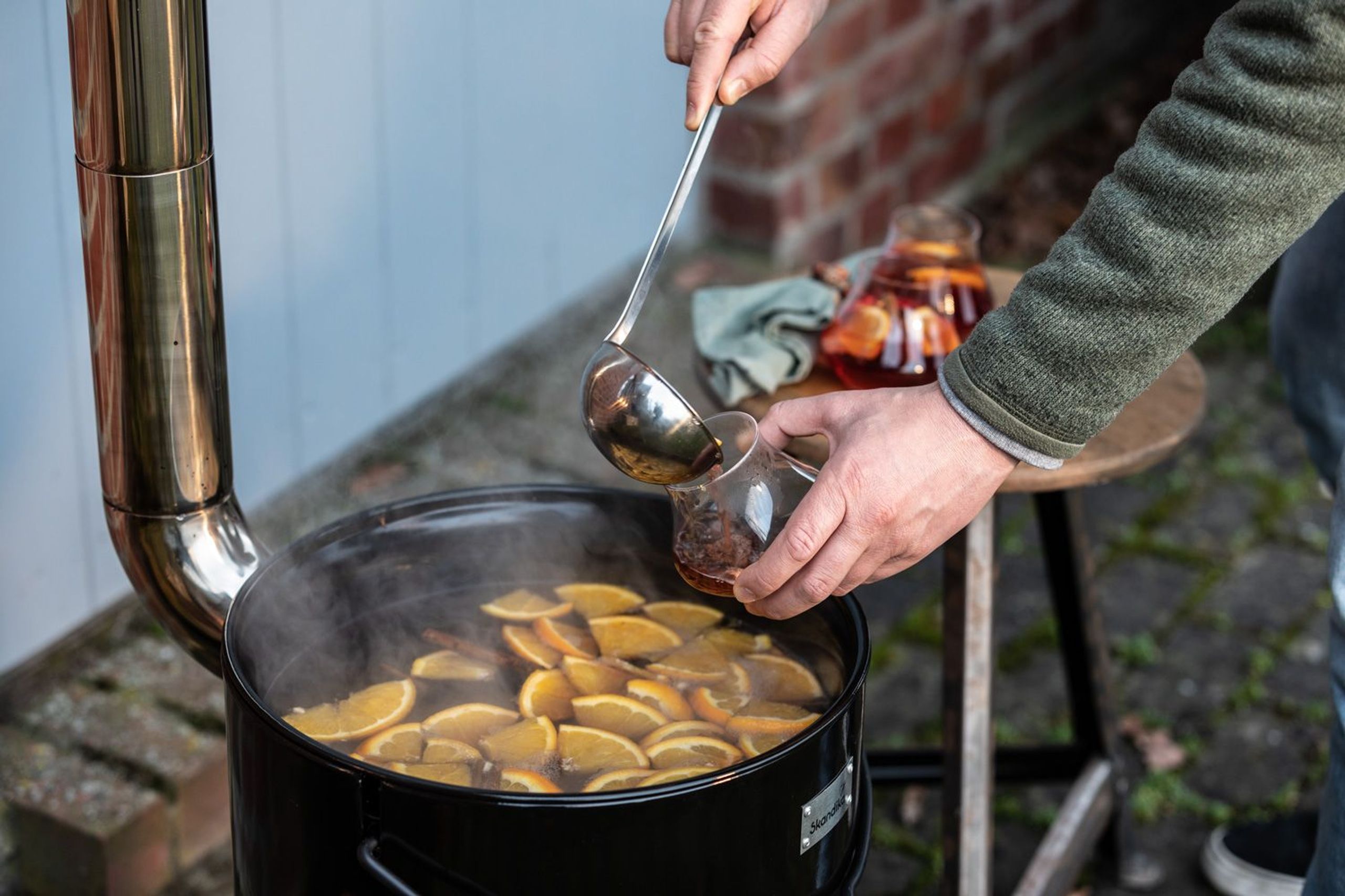 Person schänkt Glühwein aus Gulaschkanone ein
