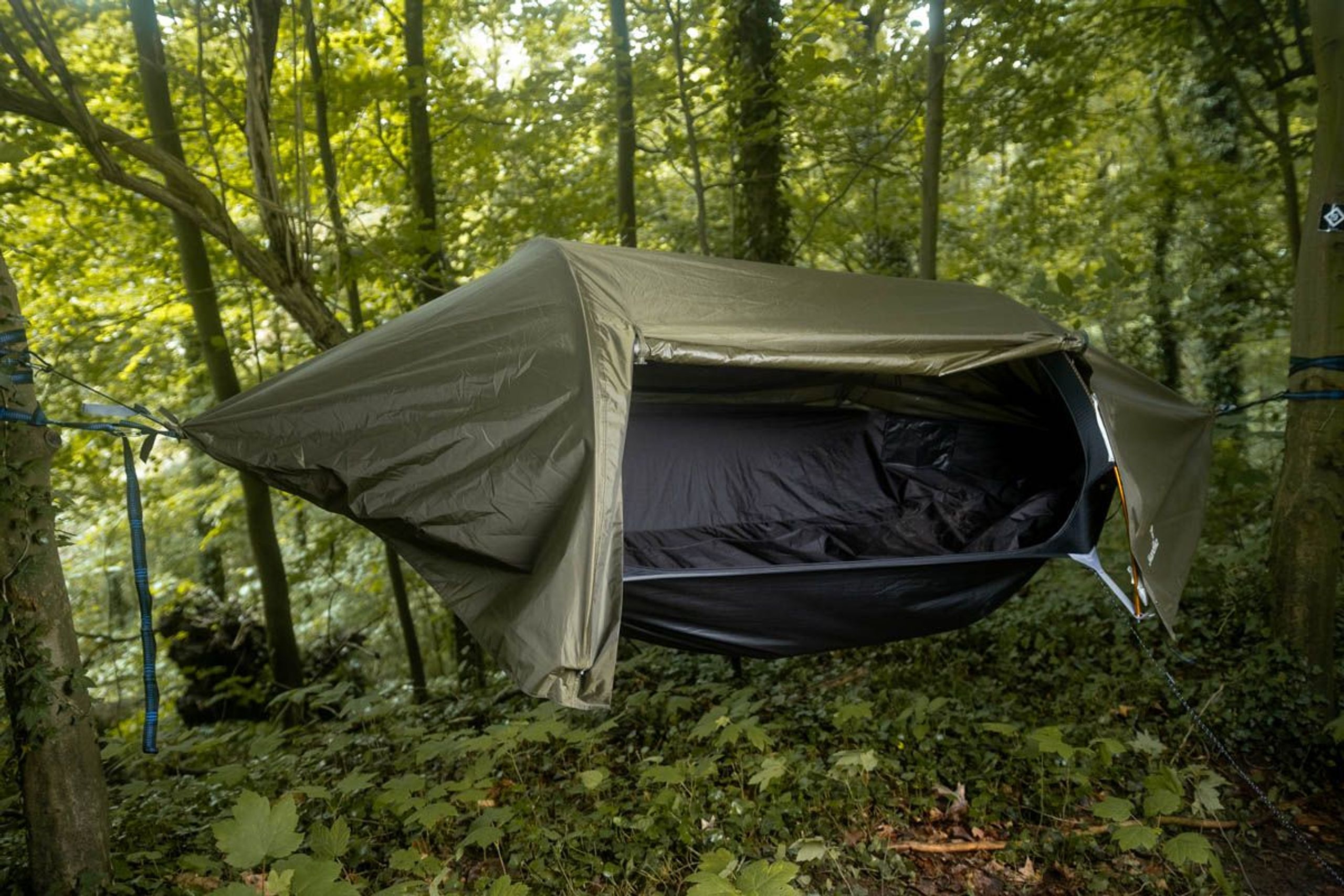 Hängemattenzelt Rian im Wald aufgehängt