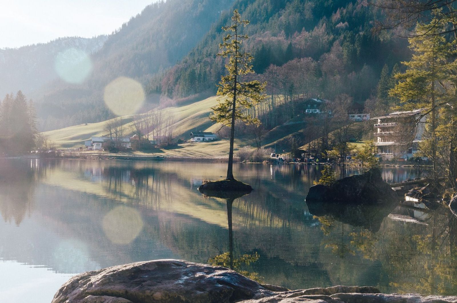 Blick über den Hintersee im Berchtesgadener Land bei Sonnenschein 