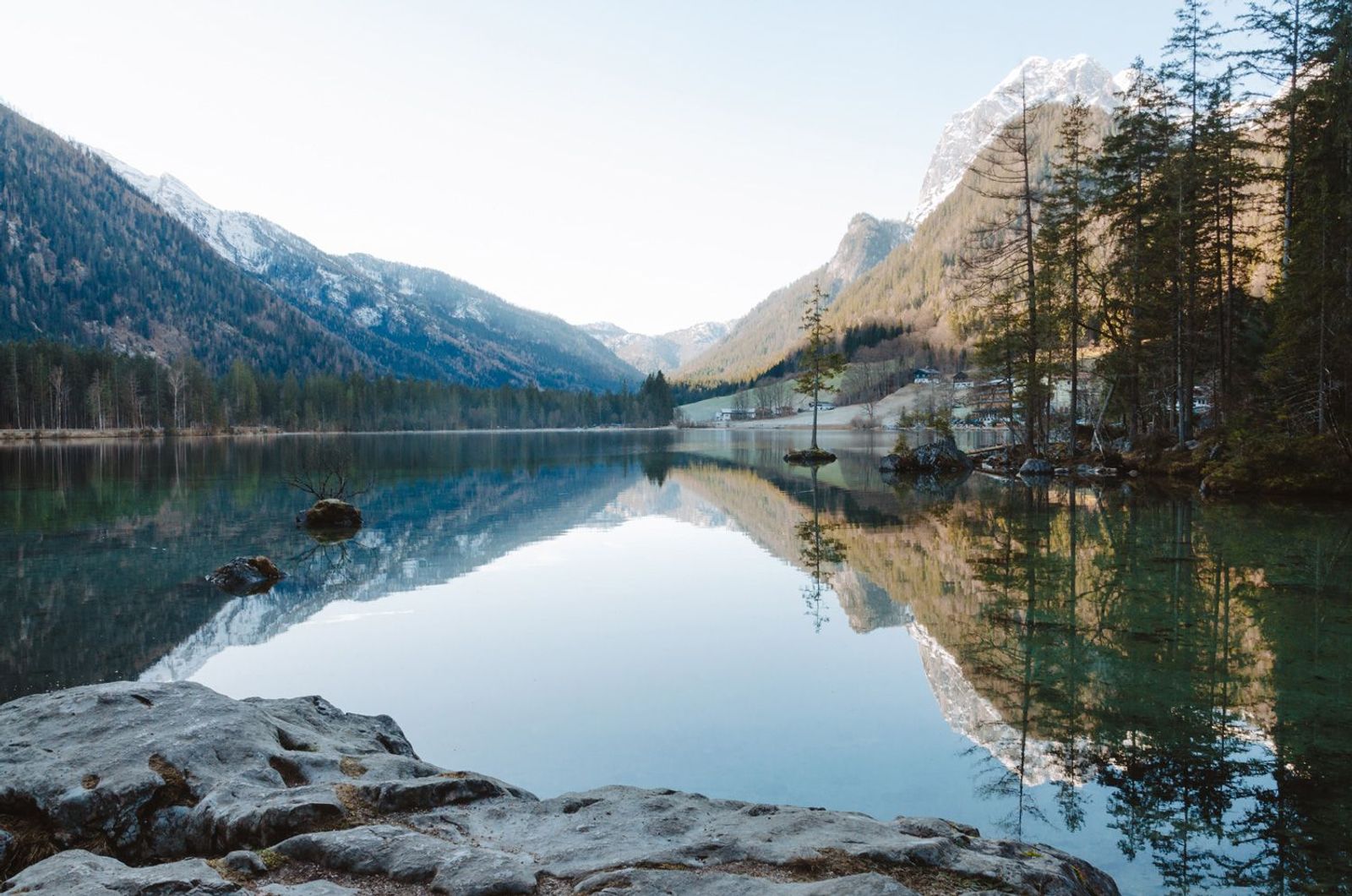Ausblick vom Hintersee zu den umliegenden Bergen