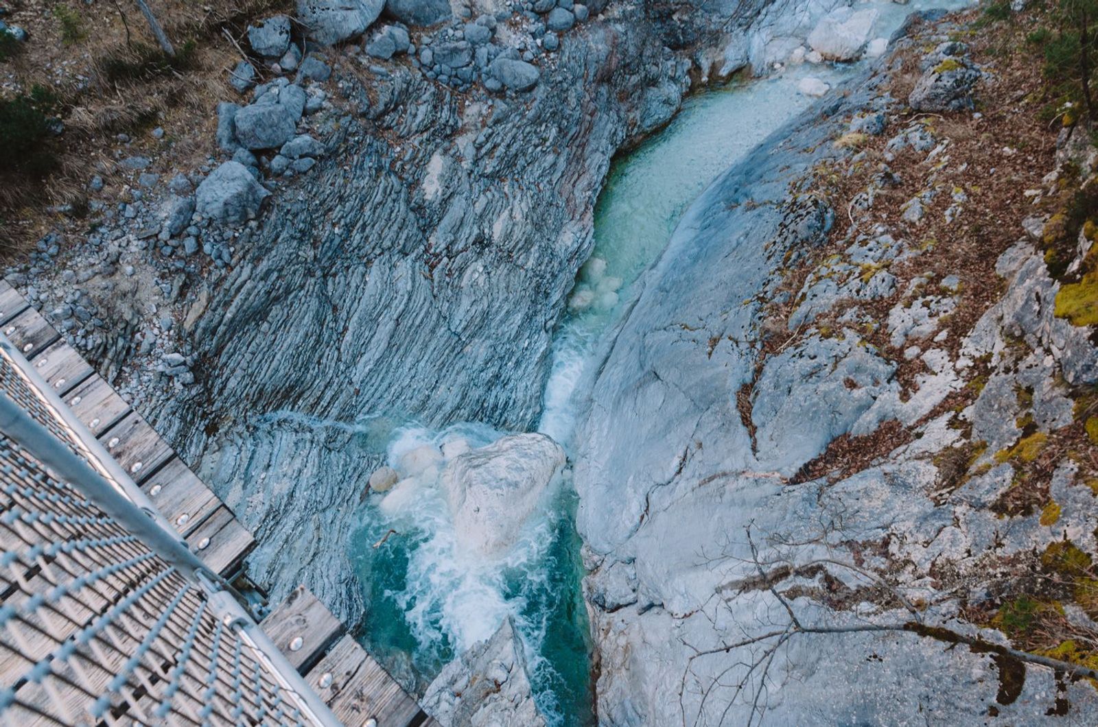 Blick von der Klaubsbachtaler Hängebrücke auf den Fluss hinunter