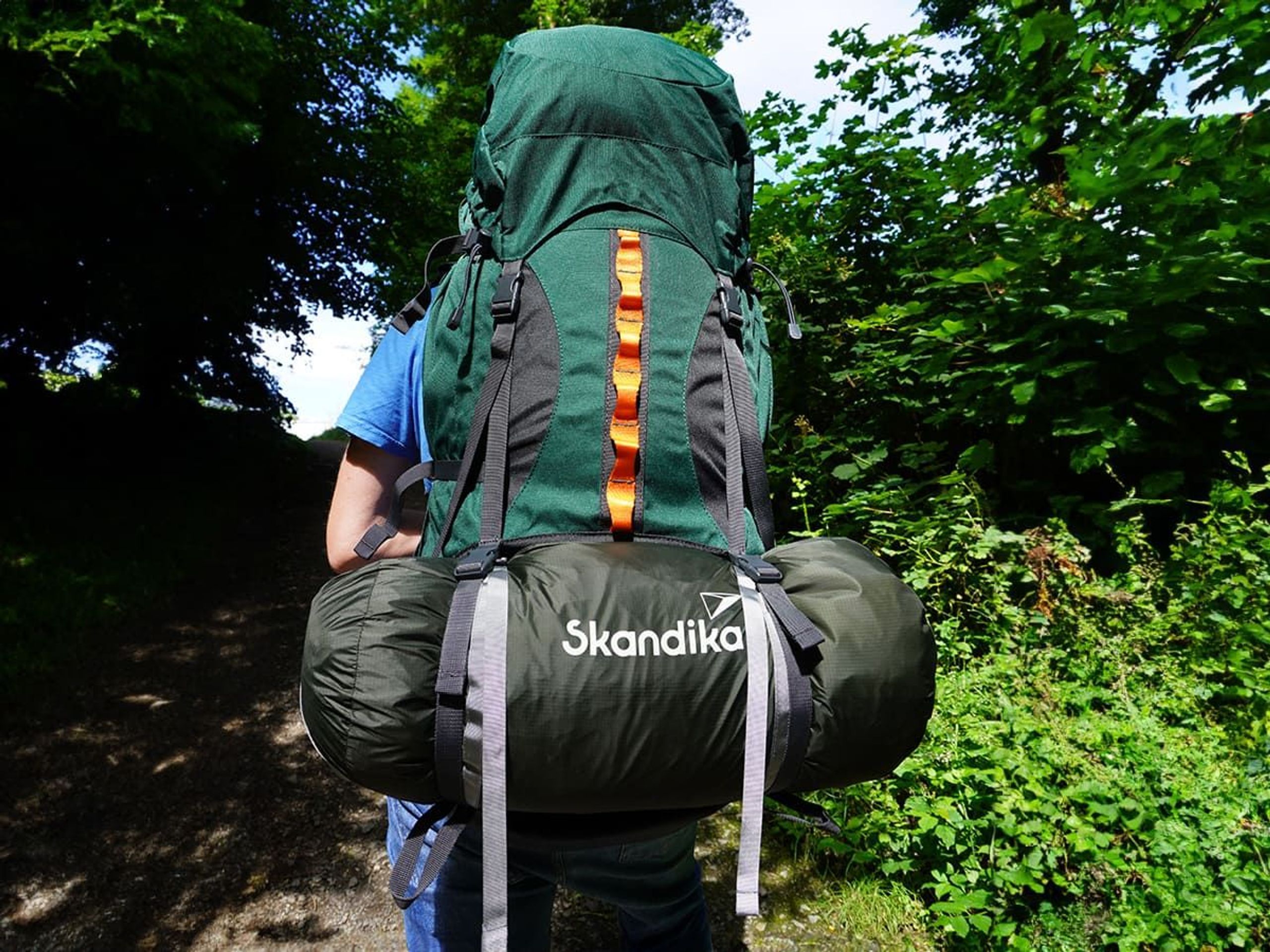 Wanderer mit einem Rucksack und dem Trekkingzelt Oteren am Rucksack befestigt