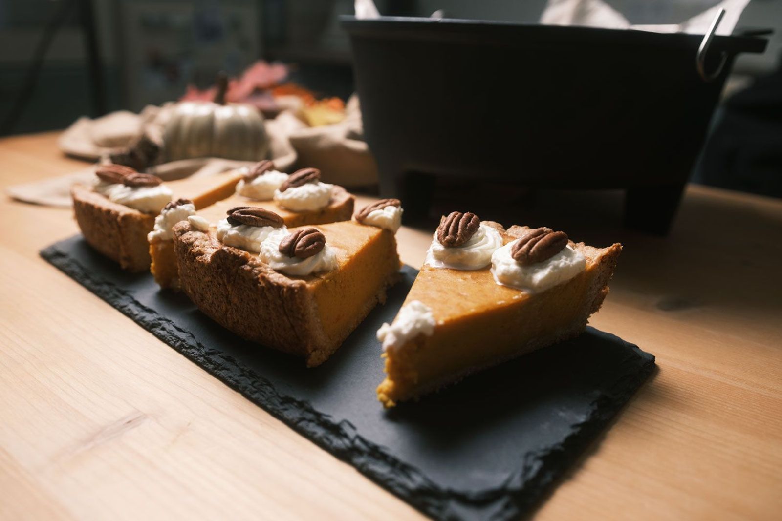 Servierte Stücke Pumpkin Pie aus dem Dutch Oven auf Schieferplatten