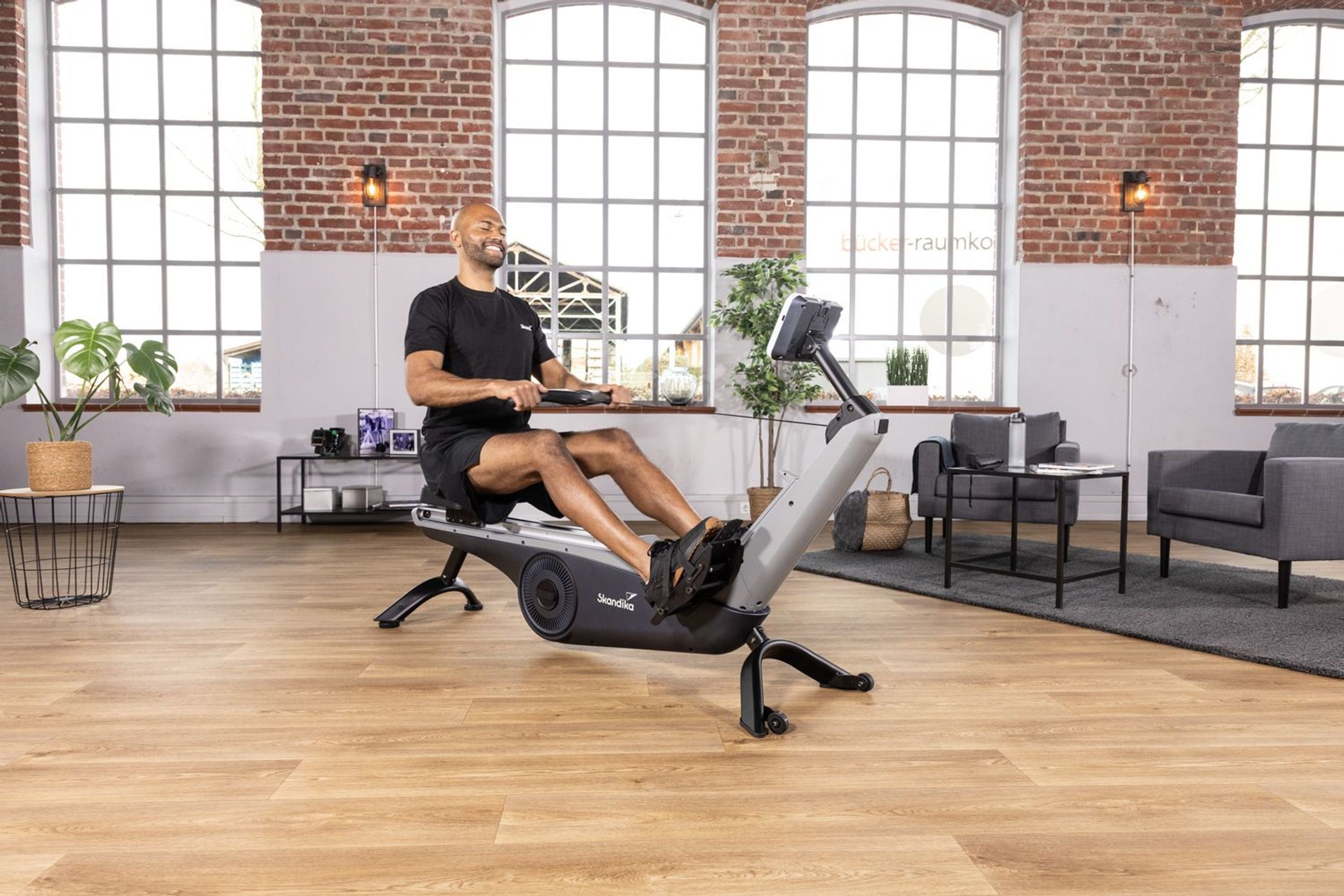 Rudergerät Freki in Kulisse mit Sportler