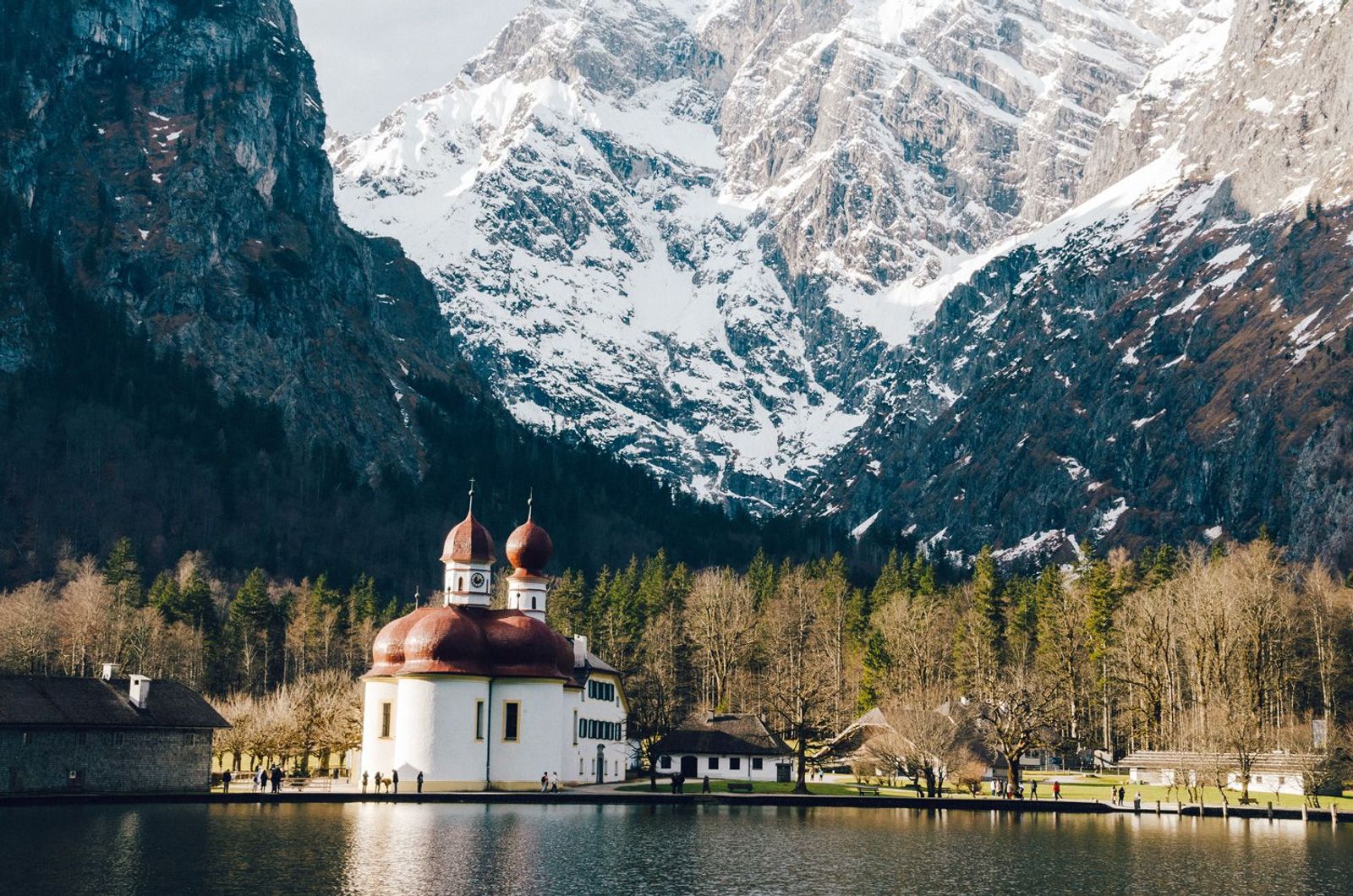 Blick auf St. Bartholomä vom Wasser aus mit Bergen im Hintergrund