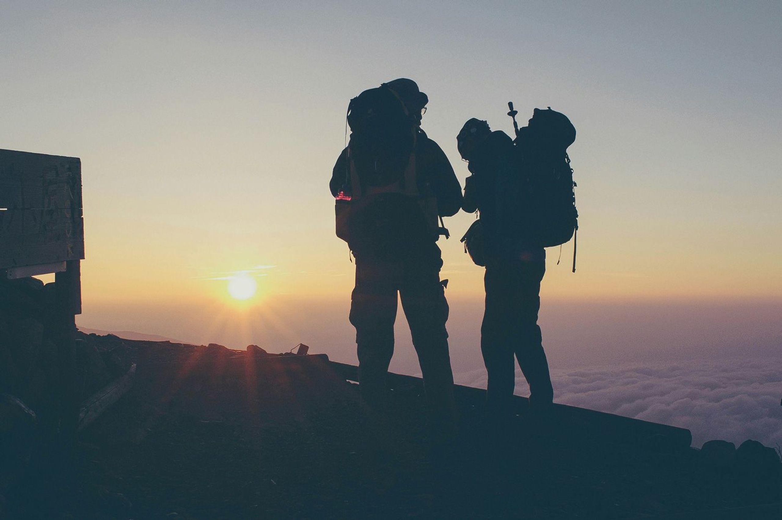 Zwei Personen beim Wandern während des Sonnenuntergangs