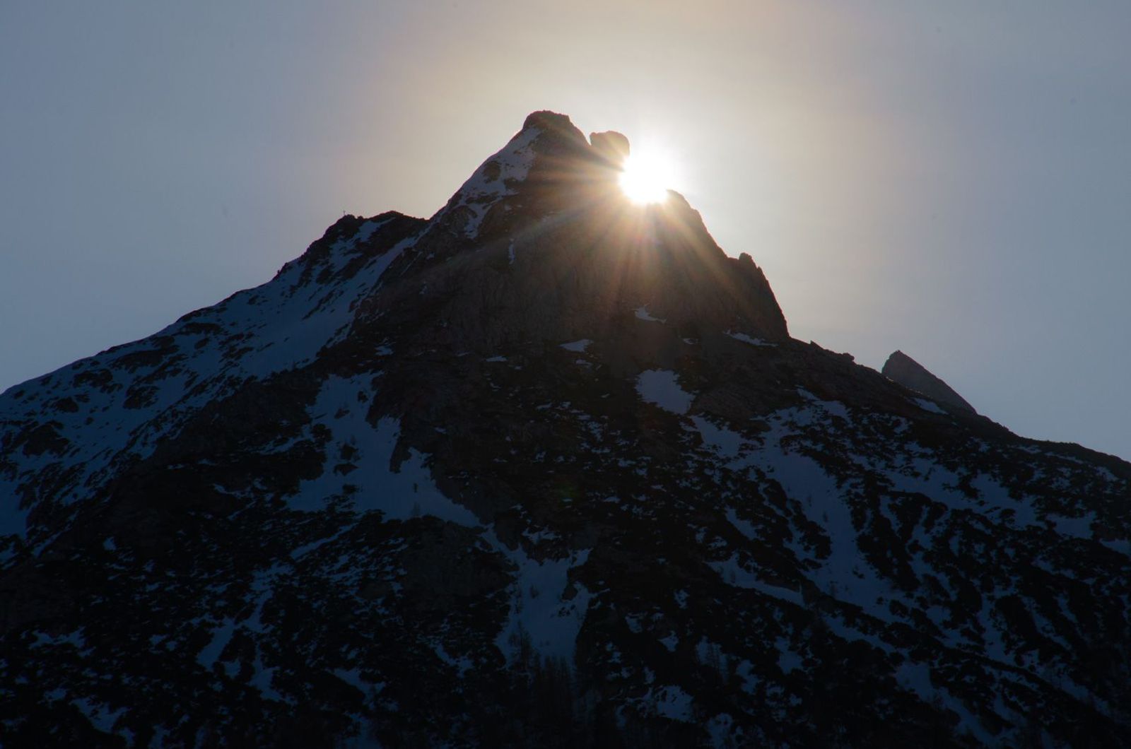 Blick auf den Watzmann mit Sonne hinter dem Berg
