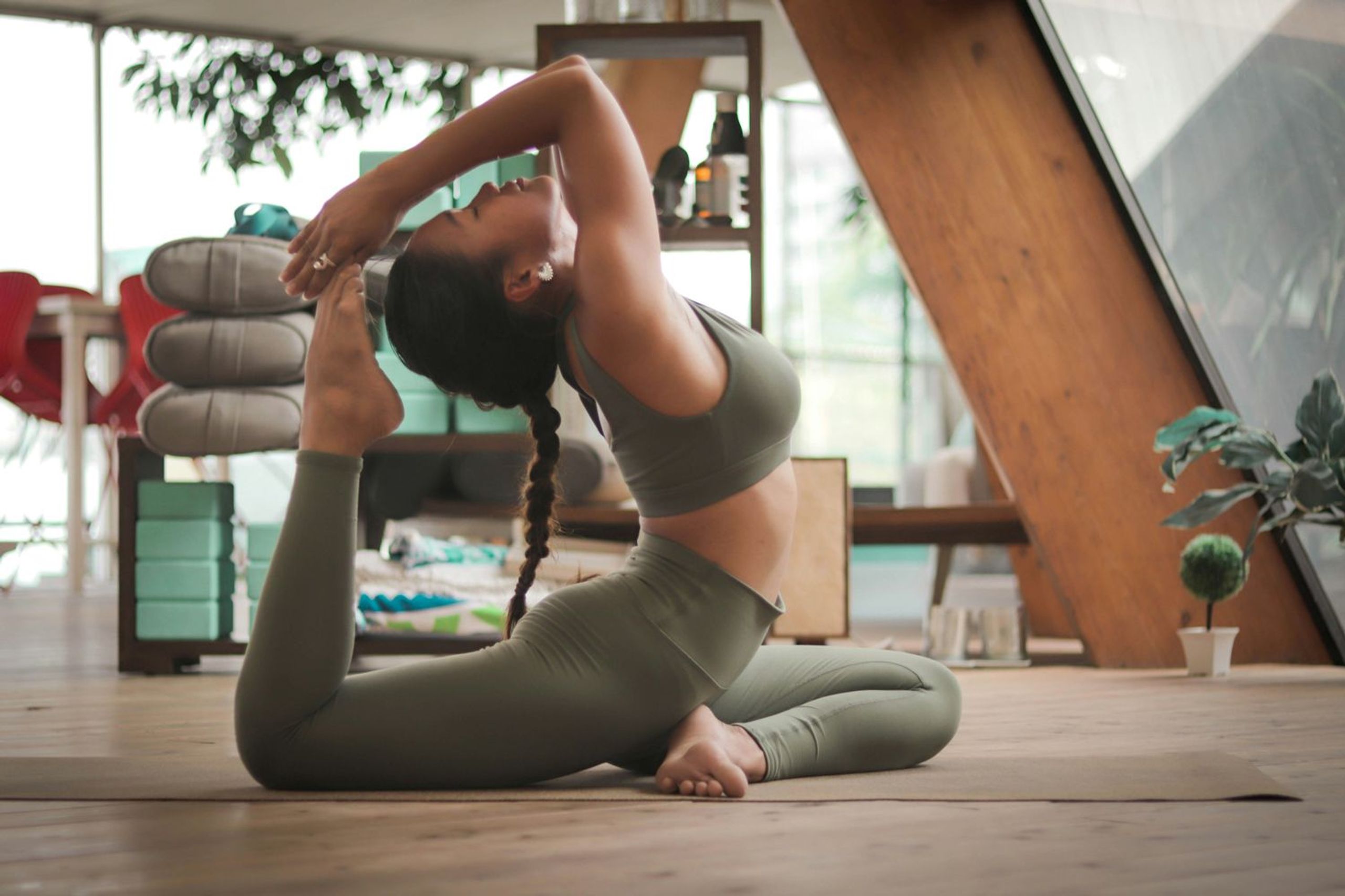 Frau bei einer Yoga Pose mit Yogakleidung