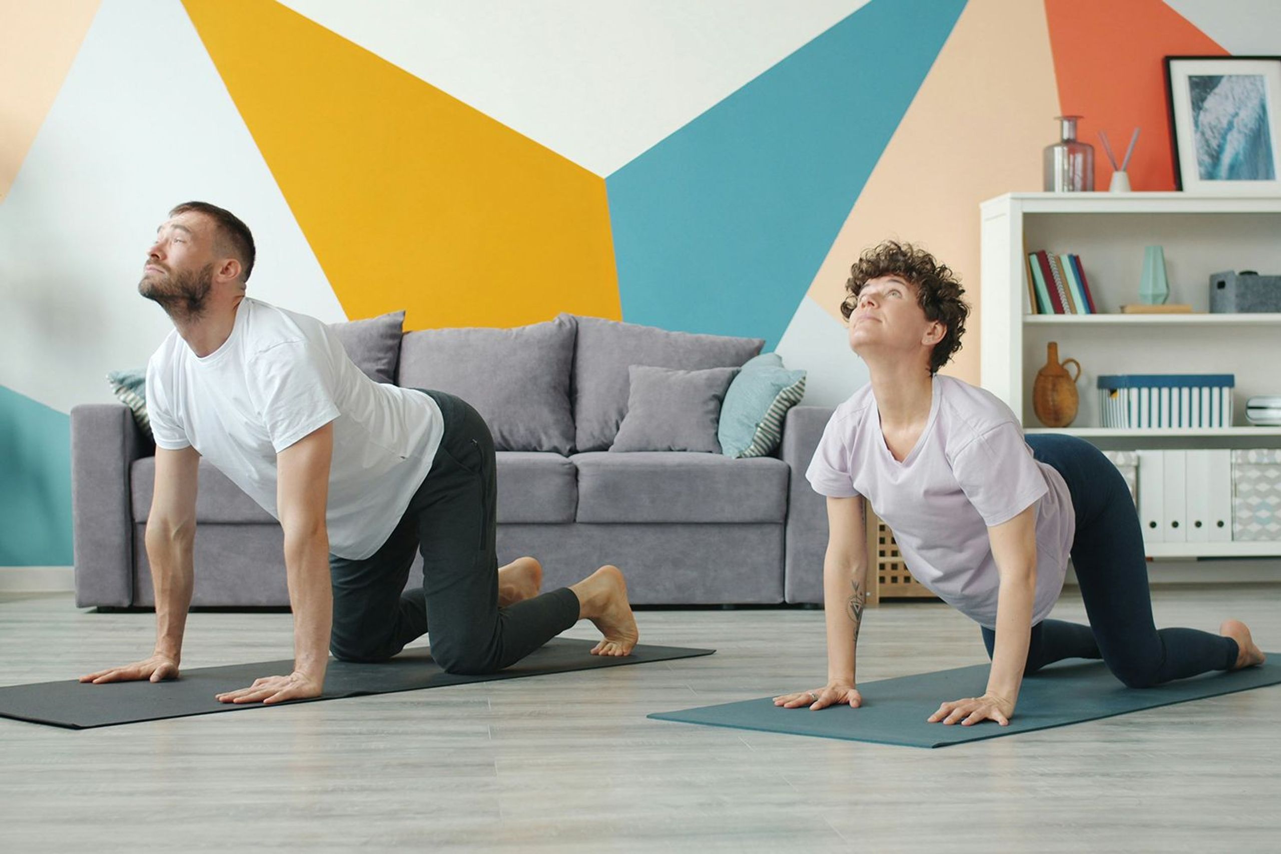 Zwei Personen beim Yoga zur aktiven Regeneration
