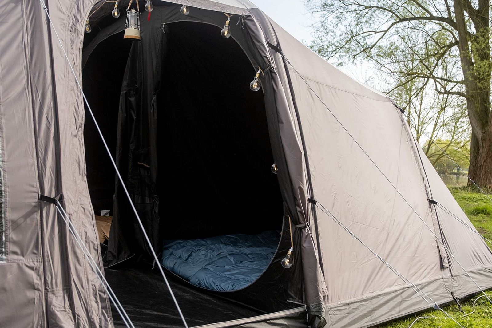 Offenes Zelt mit Blick auf Schlafkabine mit Skandika Sleeper Technology