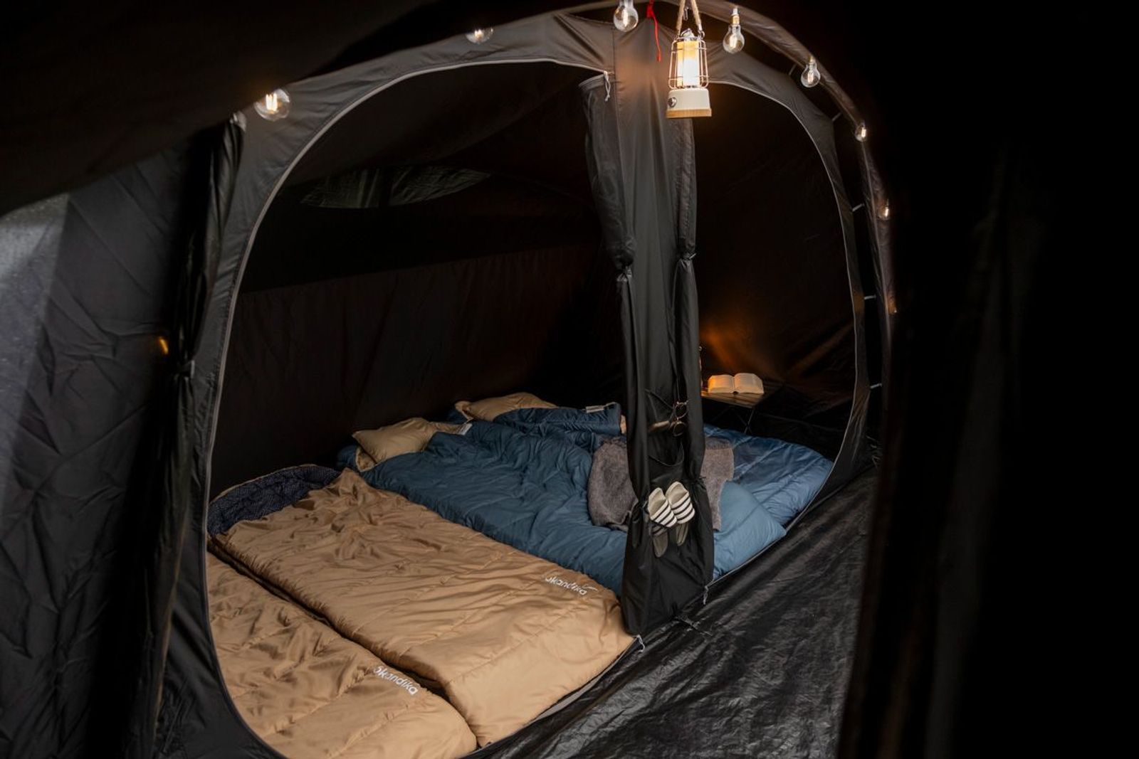 Komplett dunkle Schlafkabinen mit Schlafsäcken und Lichterkette
